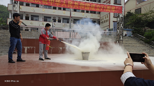 3学生示范使用灭火器_副本.jpg