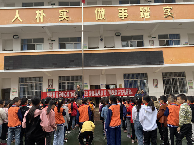 1学校领导对师生进行宣传教育瞬间_副本.jpg