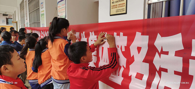2孩子庄重地签下了自己的名字_副本.jpg