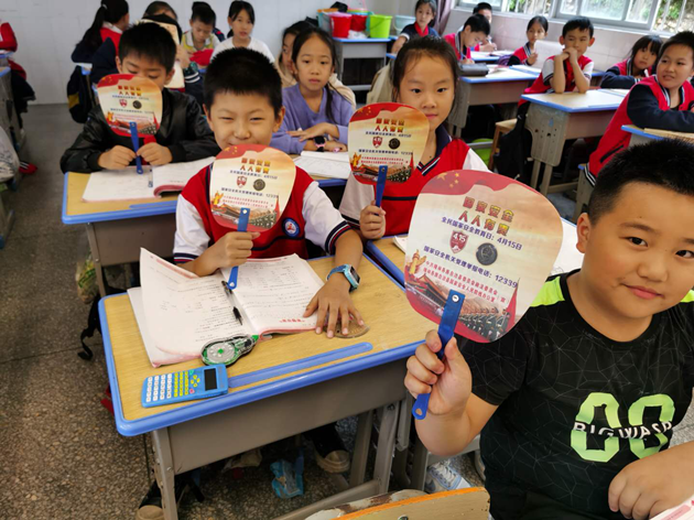 2向学生印发扫黑除恶宣传资料_副本.png