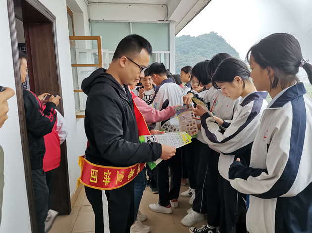 1工作人员发放宣传资料_副本.jpg