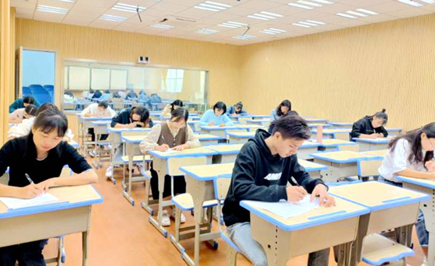 1参赛教师在对学科素养理论知识进行闭卷测试_副本.jpg