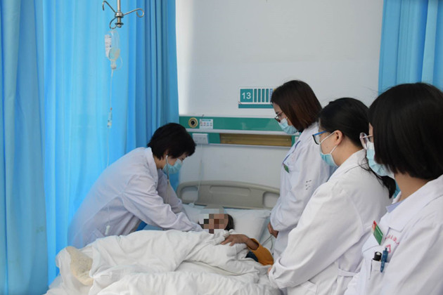 2秦映芬主任开展教学查房_副本.jpg